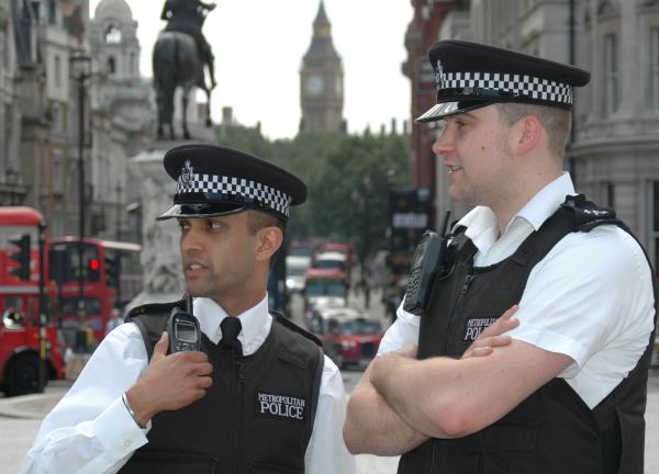 Police officers in London will be able to use both the current TETRA system and the LTE-based emergency service network throughout the period of transition. © FREQUENTIS