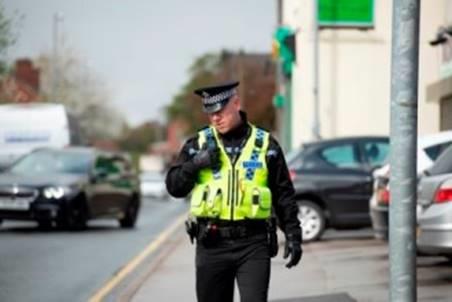 A UK police officer with a Sepura SC20 TETRA radio